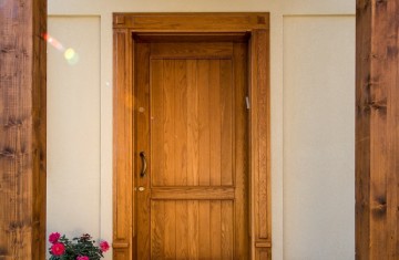 דלת כניסה מעץ מלא