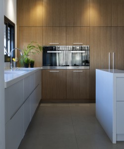 מטבח מודרני עץ בשילוב לבן מטבחים מודרניים