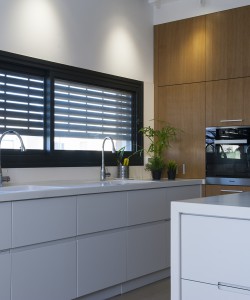 מטבח מודרני עץ בשילוב לבן מטבחים מודרניים