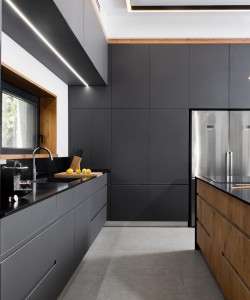 מטבח שחור עם עץ - מטבחים מודרניים